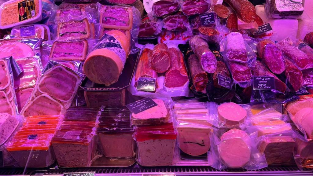 Patés y embutidos de Charcutería Antonio Lola en el Mercado Central de Zaragoza.