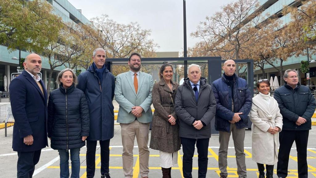 Elena Lacalle, alcaldesa del municipio, junto al consejero de Fomento, Vivienda, Logística y Cohesión Territorial del Gobierno de Aragón, Octavio López, y otros representantes institucionales.