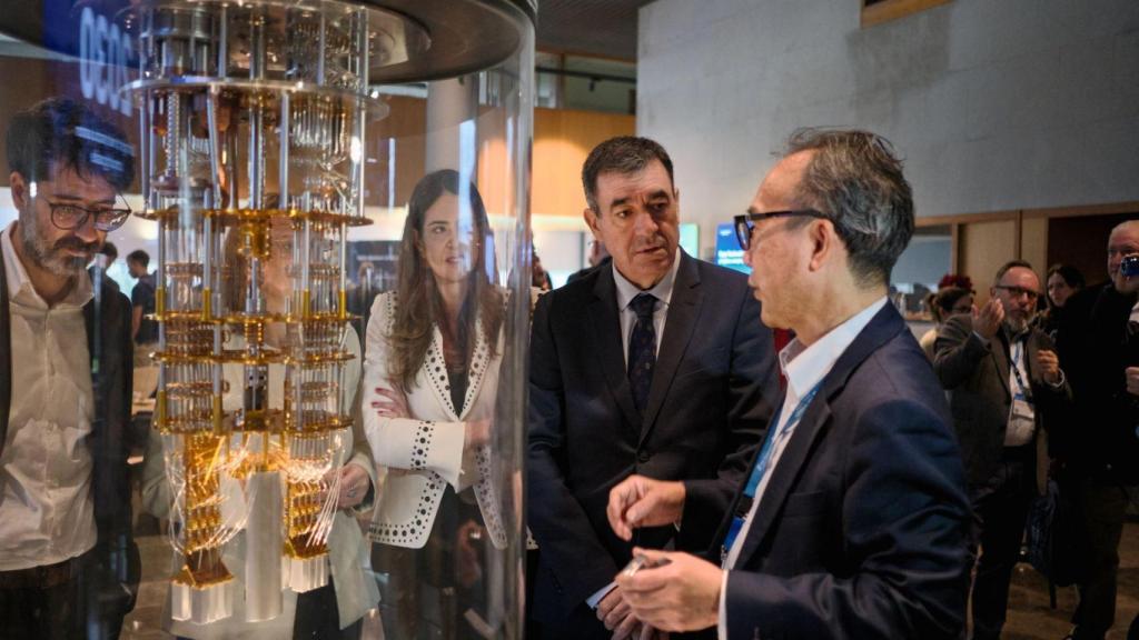 Román Rodríguez, conselleiro de Educación, Ciencia, Formación Profesional y Universidades de la Xunta de Galicia, junto con la maqueta del computador cuántico de Fujitsu