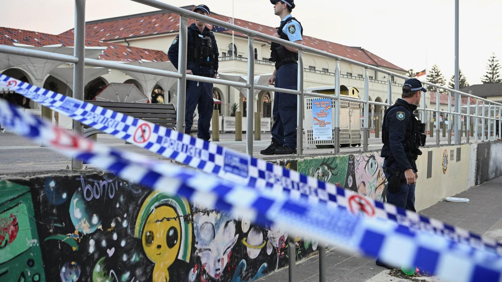 Policías en la zona del ataque terrorista en Bondi Beach, Sidney, Australia.