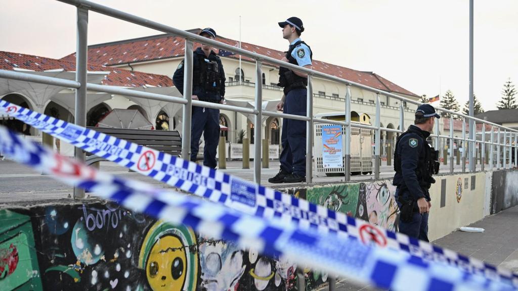 Policías en la zona del ataque terrorista en Bondi Beach, Sidney, Australia.