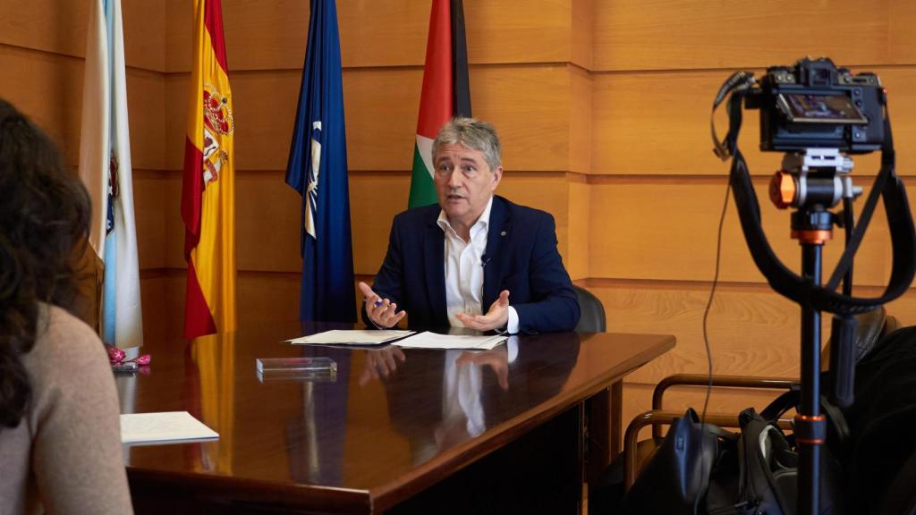 O reitor da UDC Ricardo Cao nun momento da entrevista.