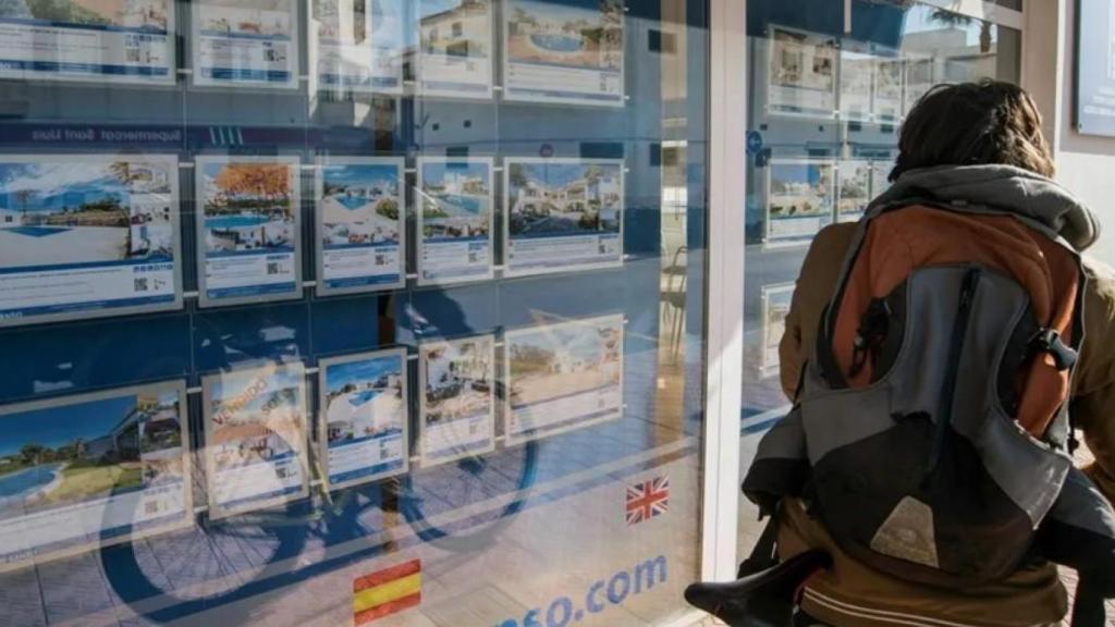 Una inmobiliaria con las ofertas de sus viviendas en venta expuestas en el escaparate.