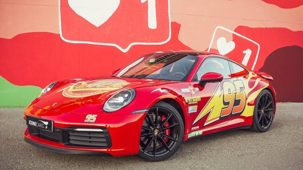 Así es el coche que es igual al Rayo mcQueen y que puedes comprar en Murcia.