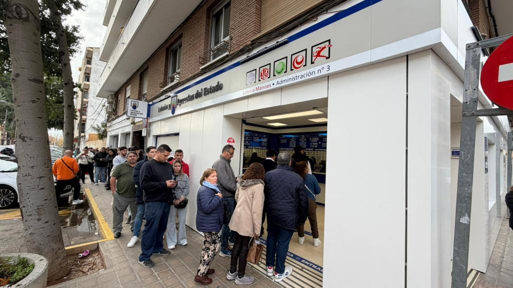 Colas que se forman en la administración número 3 de Manises, antes del Sorteo Extraordinario de Navidad 2025. EE