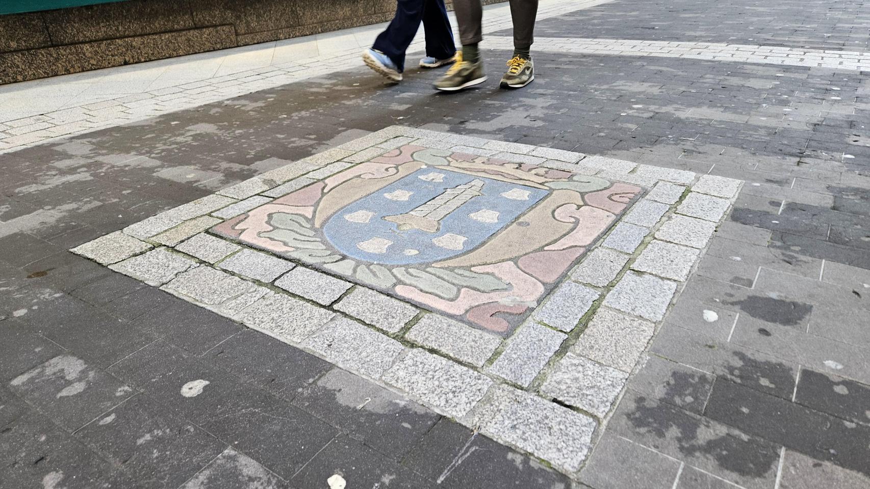 El escudo de A Coruña en una de las calles de la ciudad.