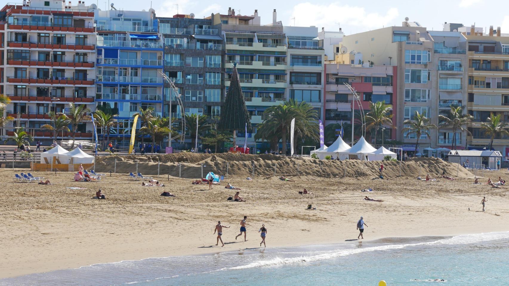 Ambiente en la Playa de las Canteras el día del comienzo del invierno.