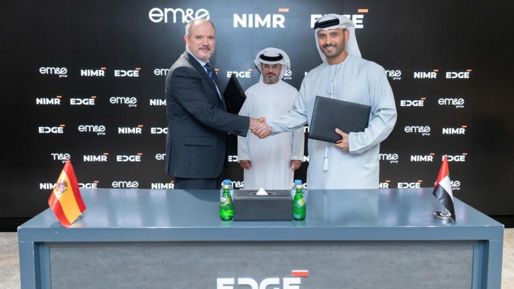 Fernando Fernández, CEO de EM&E, a la izquierda, junto a Khaled Al Zaabi, presidente de Plataformas y Sistemas de EDGE