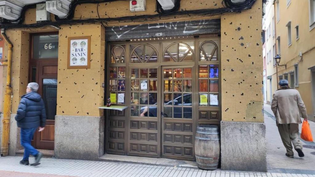 Entrada de Sanín, en la calle Orzán.