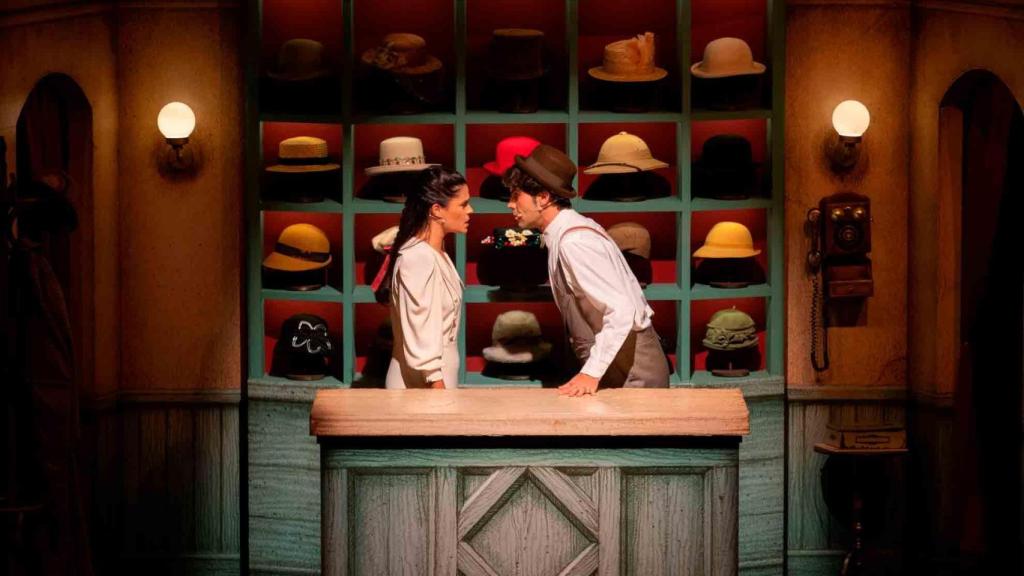 Silbotas y Jano en La sombrerería de quita y pon