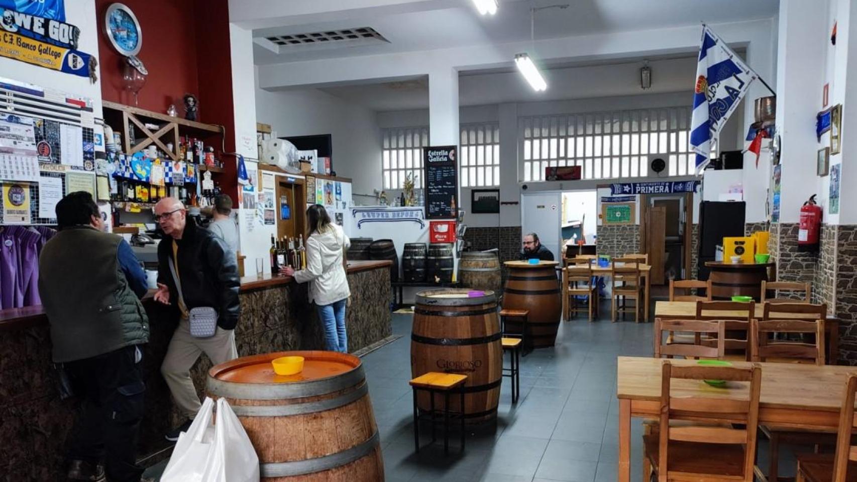 Clientes en Bodegas Trincado, en la calle Alcalde Lens, en el Agra de A Coruña.