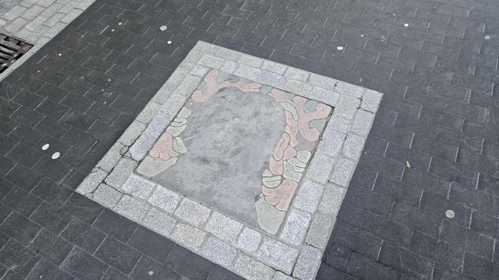 Estado actual de alguno de los escudos de la calle Franja.