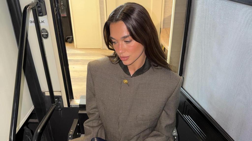 Dua Lipa con un 'total look' de Chanel, en una imagen de redes sociales.