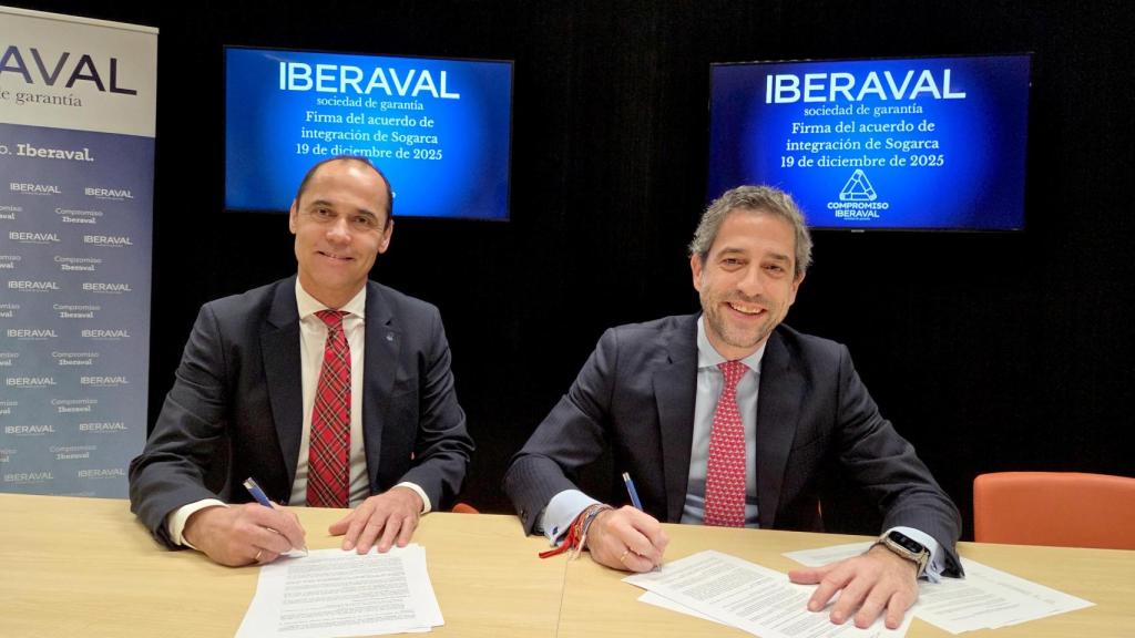 Firma del acuerdo entre César Pontvianne y Ramón Polvorosa.