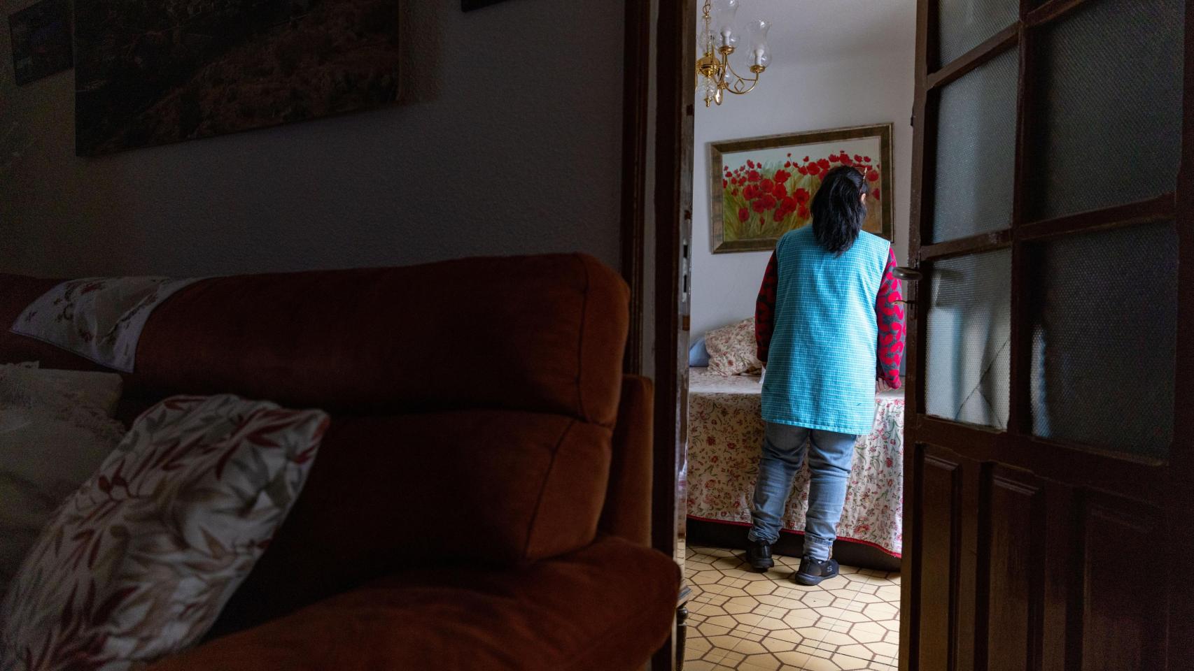Sole coloca la colcha del dormitorio del piso donde vive desde hace 22 años.