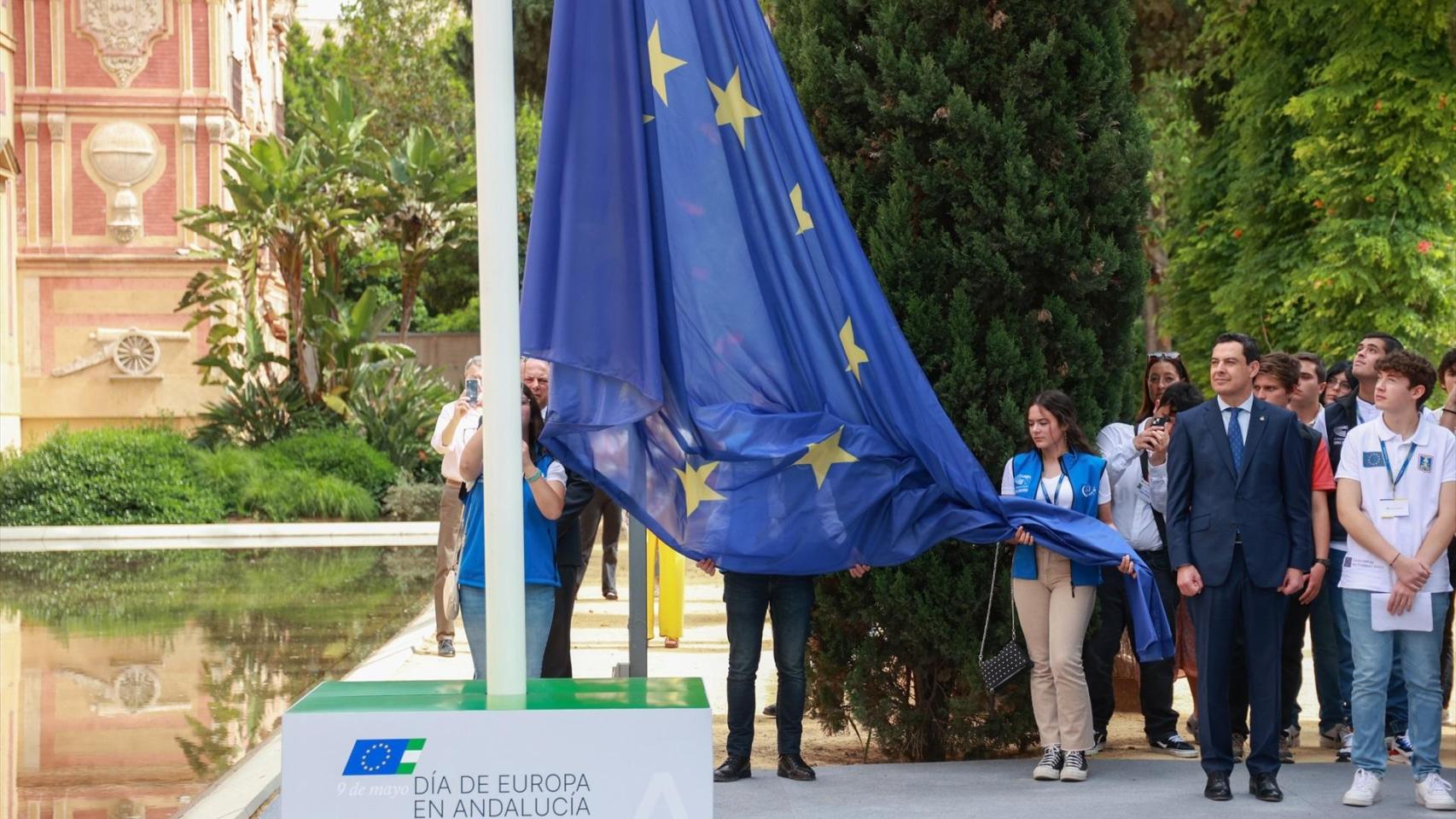 Izado de bandera de la Unión Europea en el Palacio de San Telmo, en Sevilla.