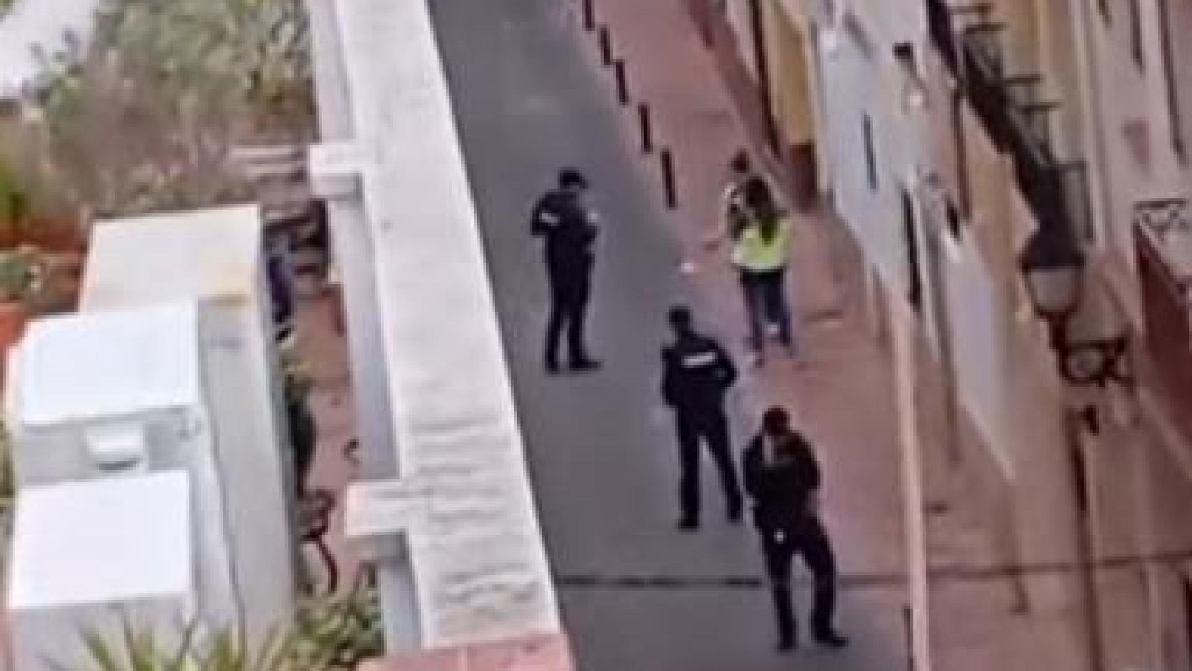 Una imagen de los policías buscando casquillos de bala.
