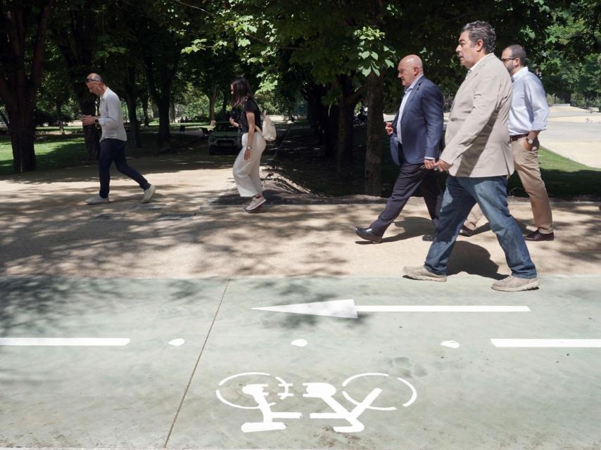 Jesús Julio Carnero y Alberto Gutiérrez Alberca el día que inauguraron el nuevo carril bici de Isabel la Católica