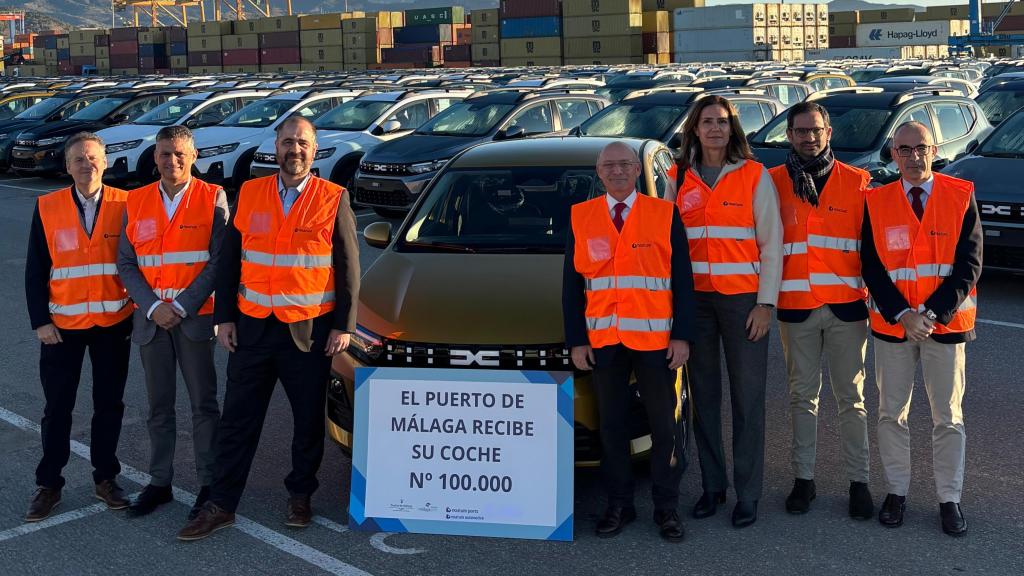 Directivos del puerto de Málaga con el coche 100.000.