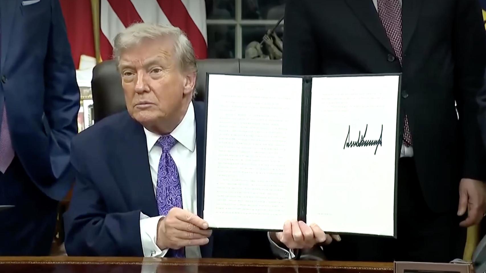 Trump posa ante los medios con la nueva orden ejecutiva.