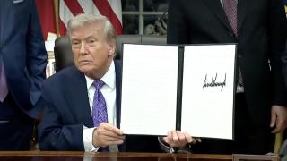 Trump posa ante los medios con la nueva orden ejecutiva.