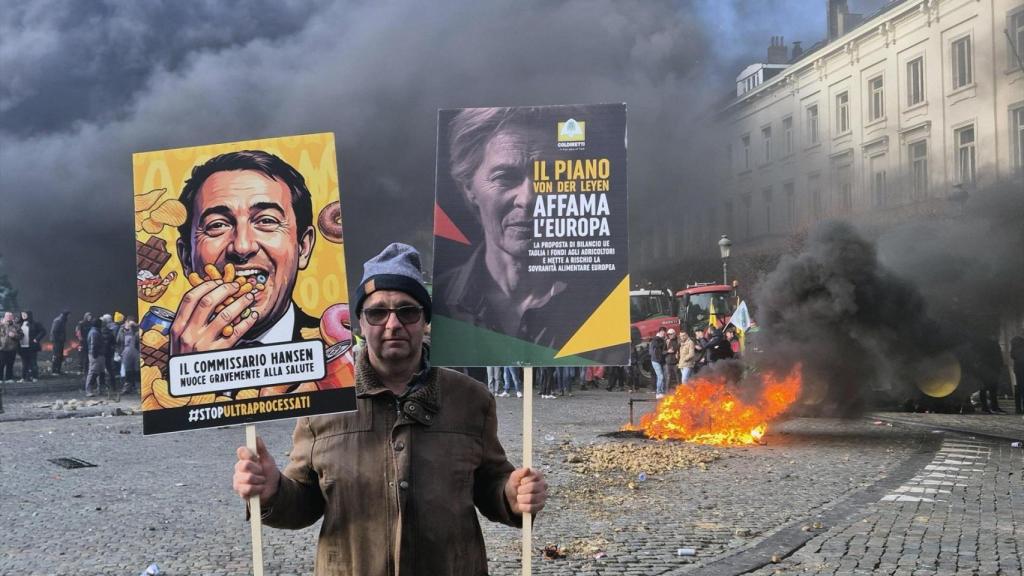 Um cartaz contra von der Leyen no protesto dos agricultores esta quinta-feira em Bruxelas.