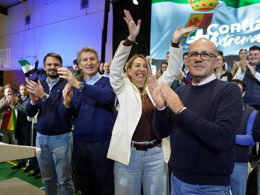 El presidente del PP, Alberto Núñez Feijóo, y la presidenta de la Junta de Extremadura y candidata a la reelección, María Guardiola.