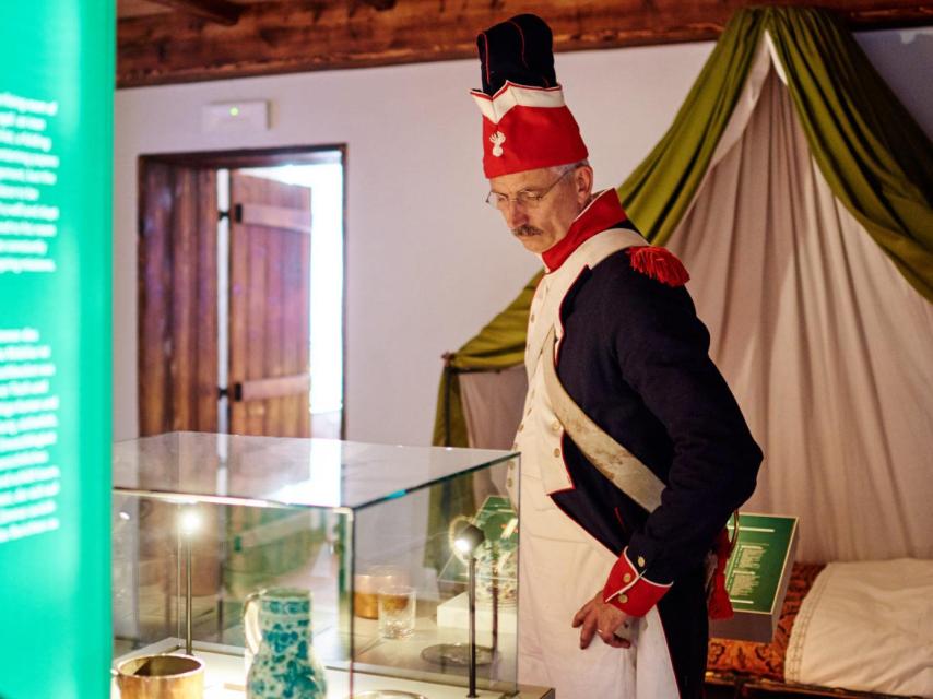 Un hombre uniformado como soldado napoleónico observa el último cuartel general del emperador.