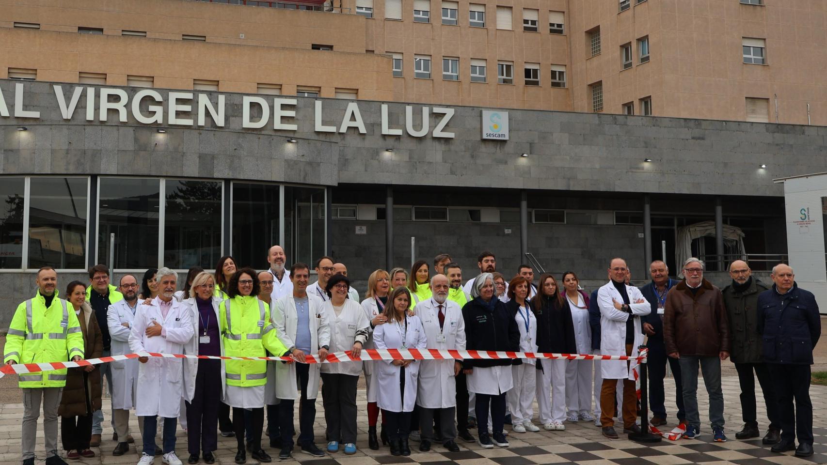Foto de familia de los últimos profesionales que han atendido en el Virgen de la Luz de Cuenca.