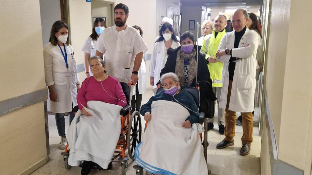 María Paz y Amadora han sido las últimas pacientes en recibir el alta en el hospital recién clausurado.