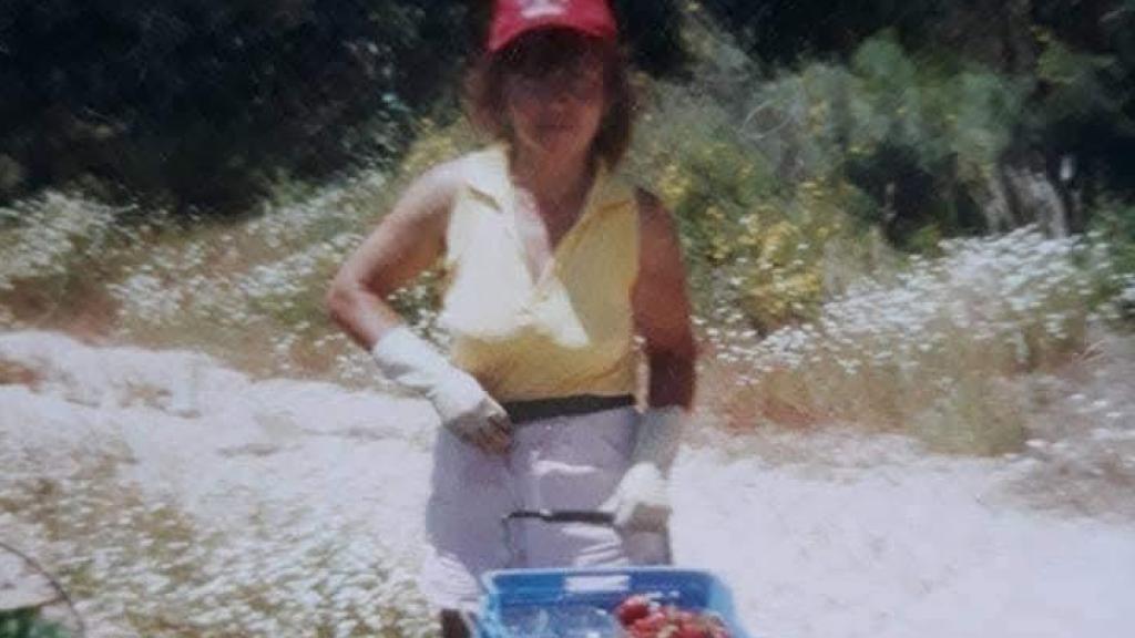 Elena, en Andalucía, durante su primer trabajo en el campo.