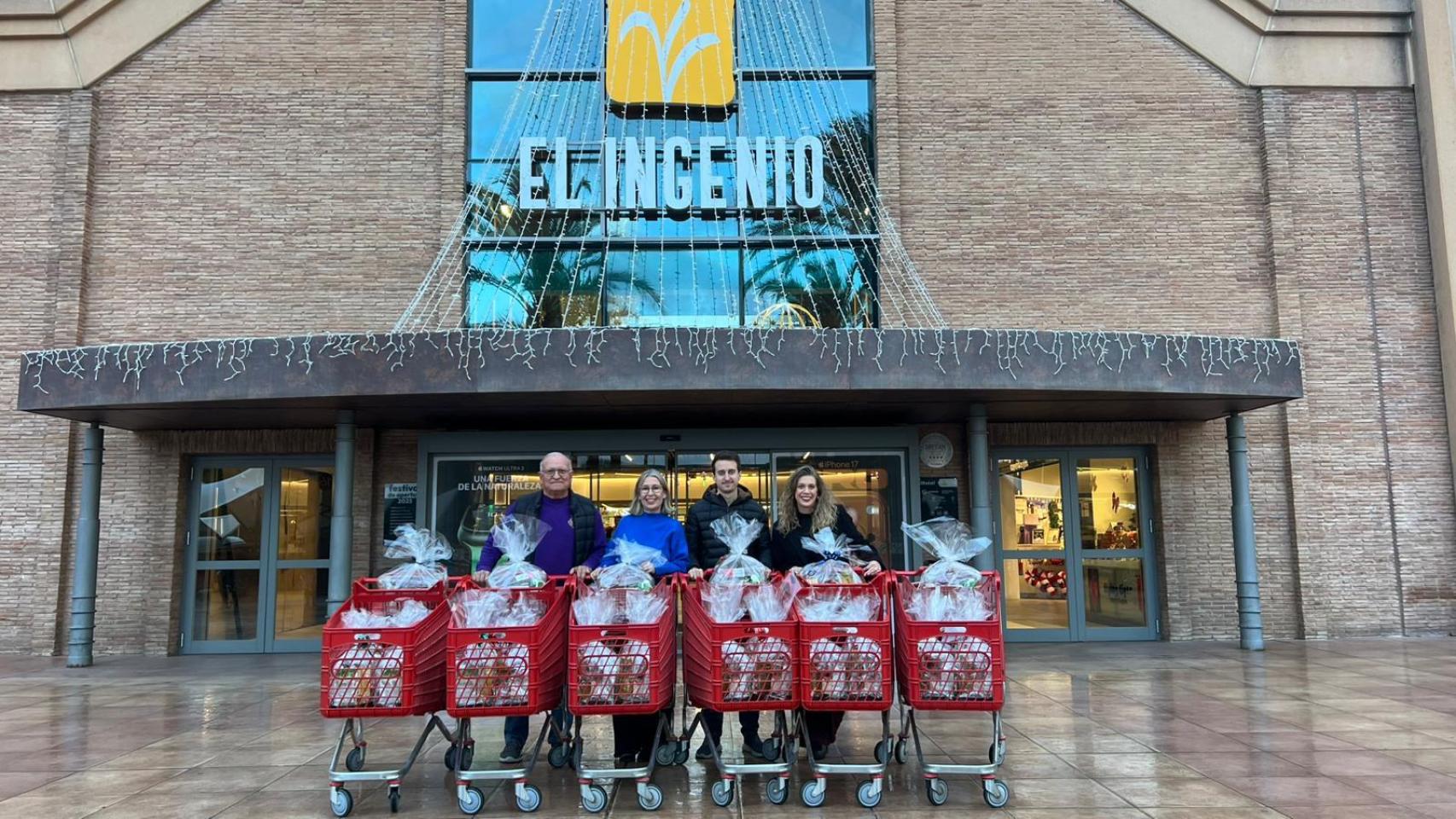 Las cestas de alimentos que serán repartidas en Vélez Málaga.