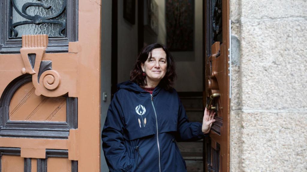 Coral Rodriguez Fouz posa en el portal de la antigua casa de sus abuelos.