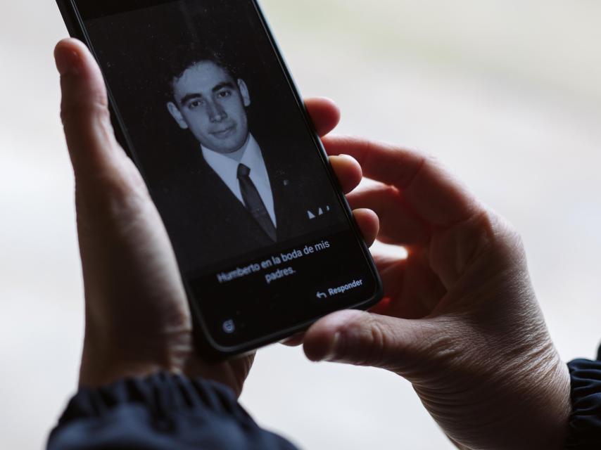 Coral enseña el retrato de su tío Humberto en la boda de sus padres.
