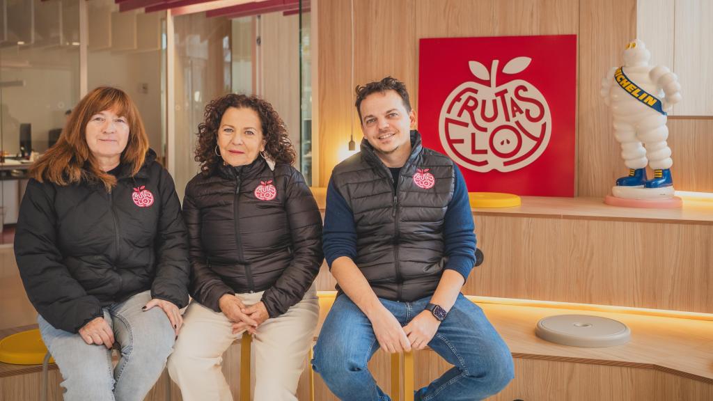 La familia Ruano en las oficinas de Frutas Eloy y su muñeco 'Micheloy'.