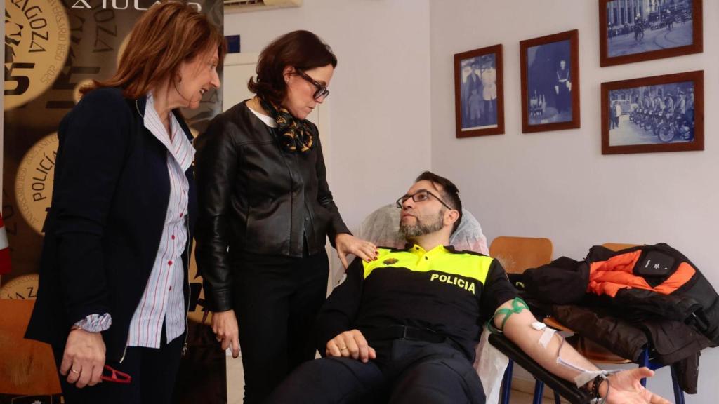 Rosa Plantagenet-Whyte y Ruth Bravo junto a Sergio Pardos