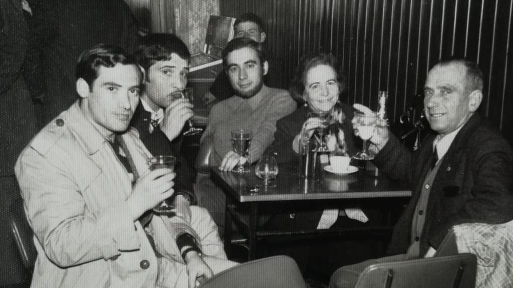 Fernando, el primero de la izquierda. Humberto en el medio. A la derecha, sus padres.