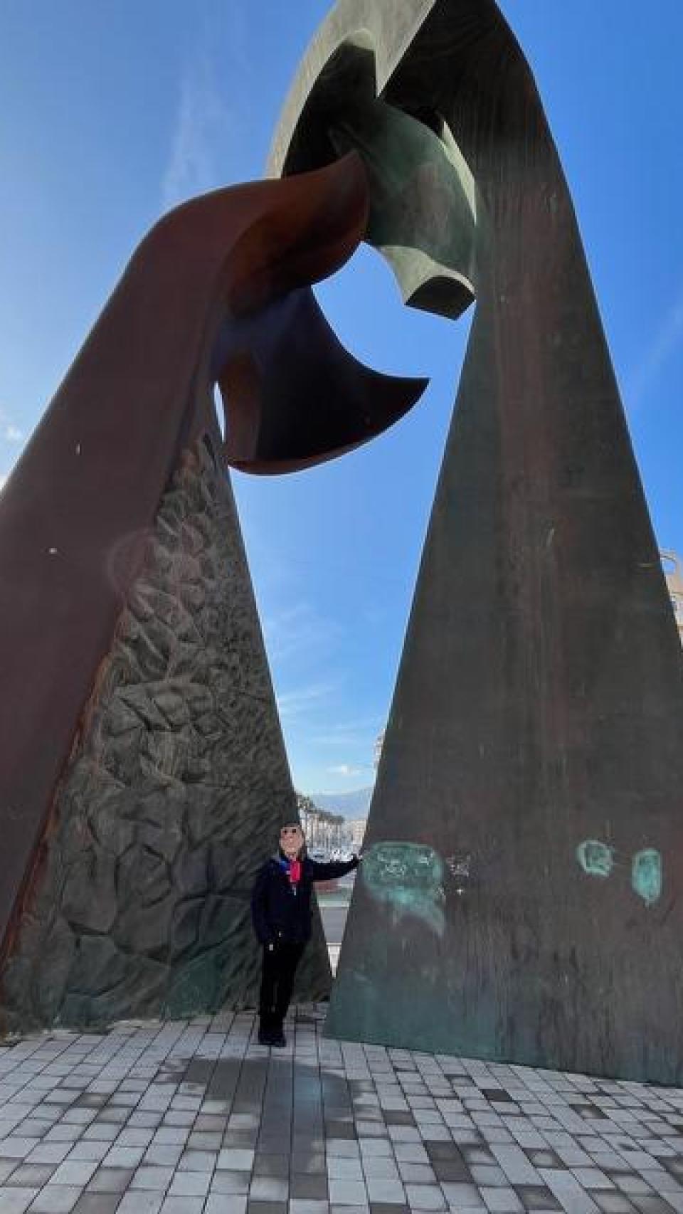 Arrabal junto a la obra 'Encuentros'.