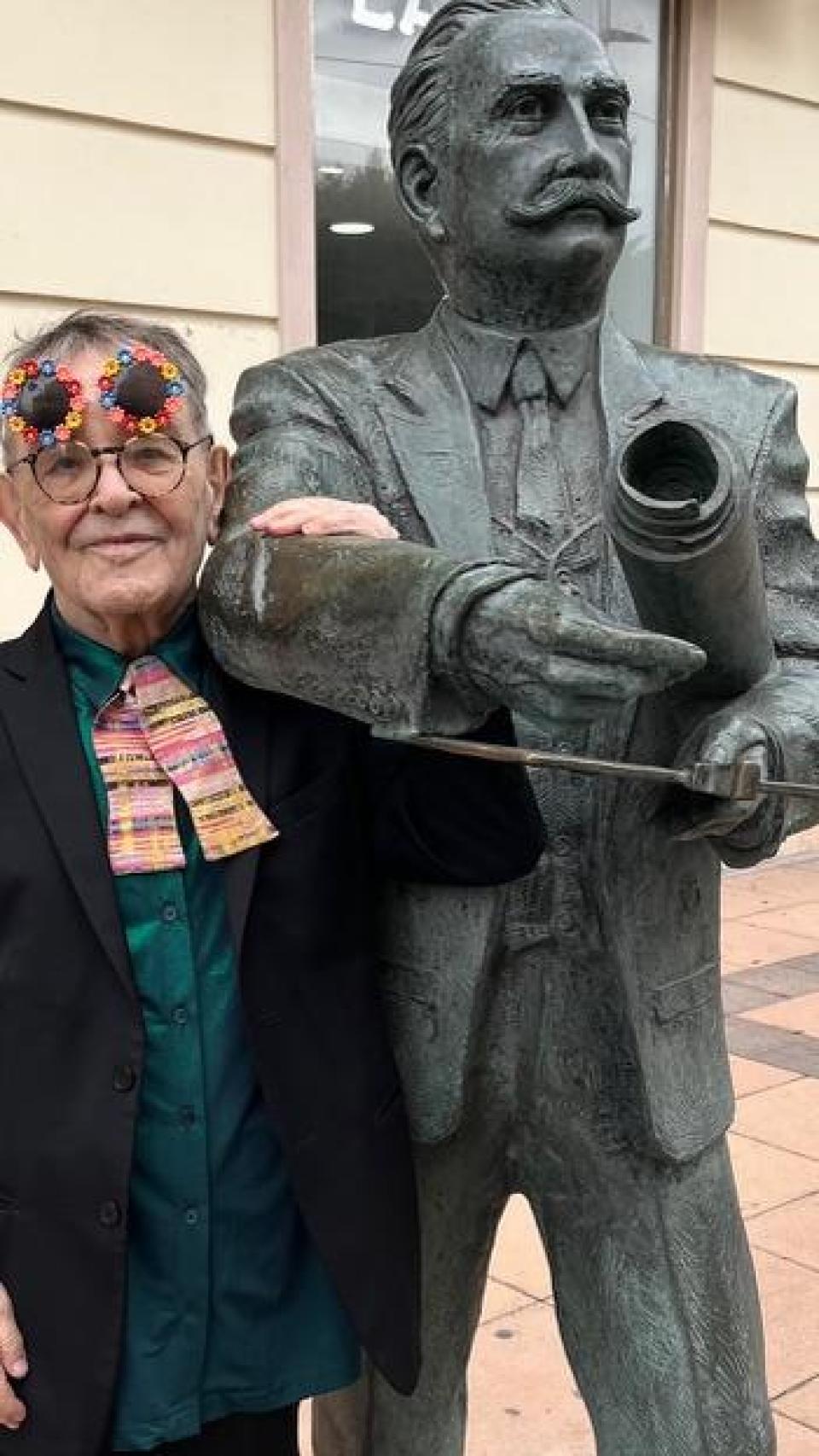 Fernando Arrabal junto a su amigo.