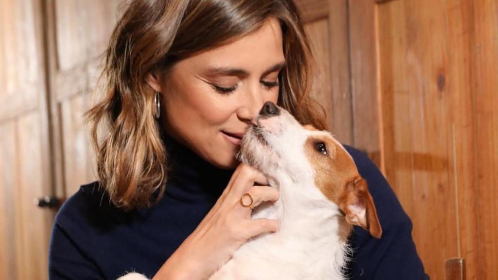 Sandra Barneda con su perro Leo.