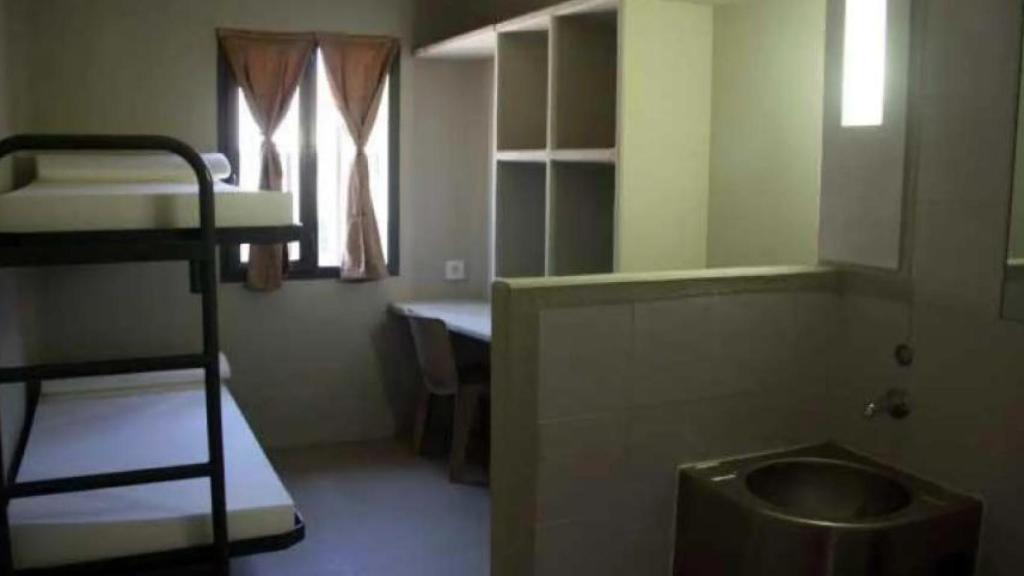 Um quarto no centro penitenciário.