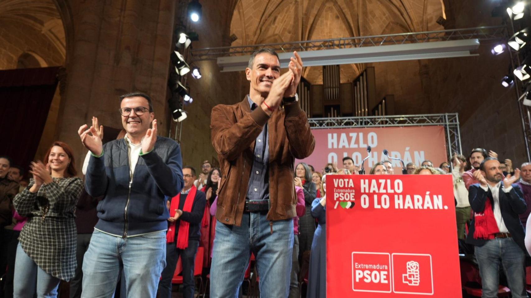 El presidente del Gobierno, Pedro Sánchez, y el candidato socialista a la Presidencia de la Junta, Miguel Ángel Gallardo.