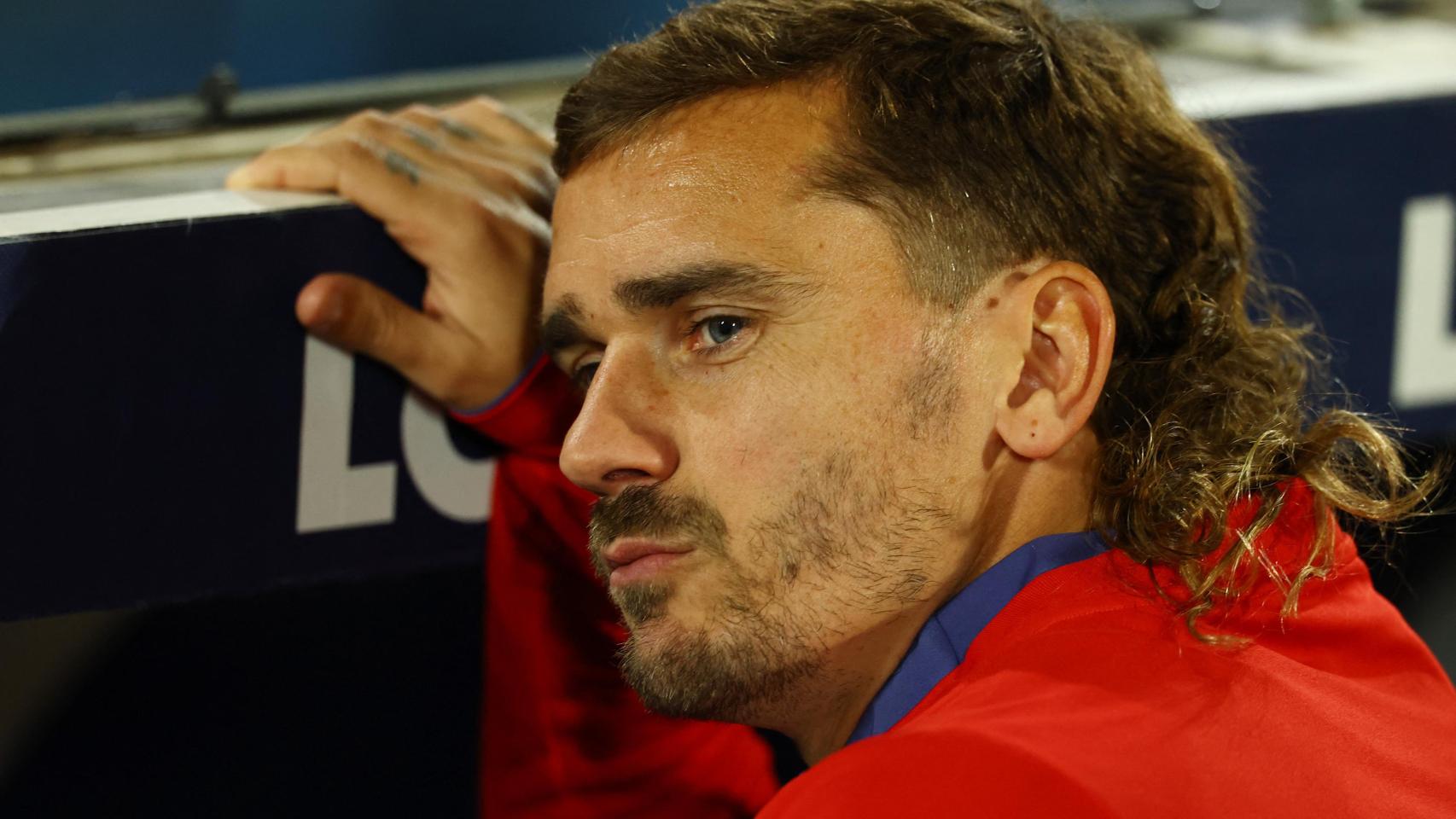 Antoine Griezmann, pensativo en el banquillo del Coliseum en la previa del Getafe - Atlético de Madrid.