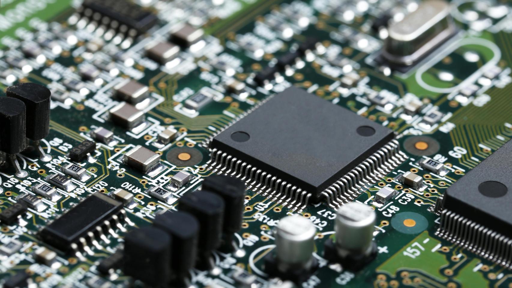 El transistor fue la pieza clave para la producción de circuitos integrados, más conocidos como microchips. Foto: Freepik