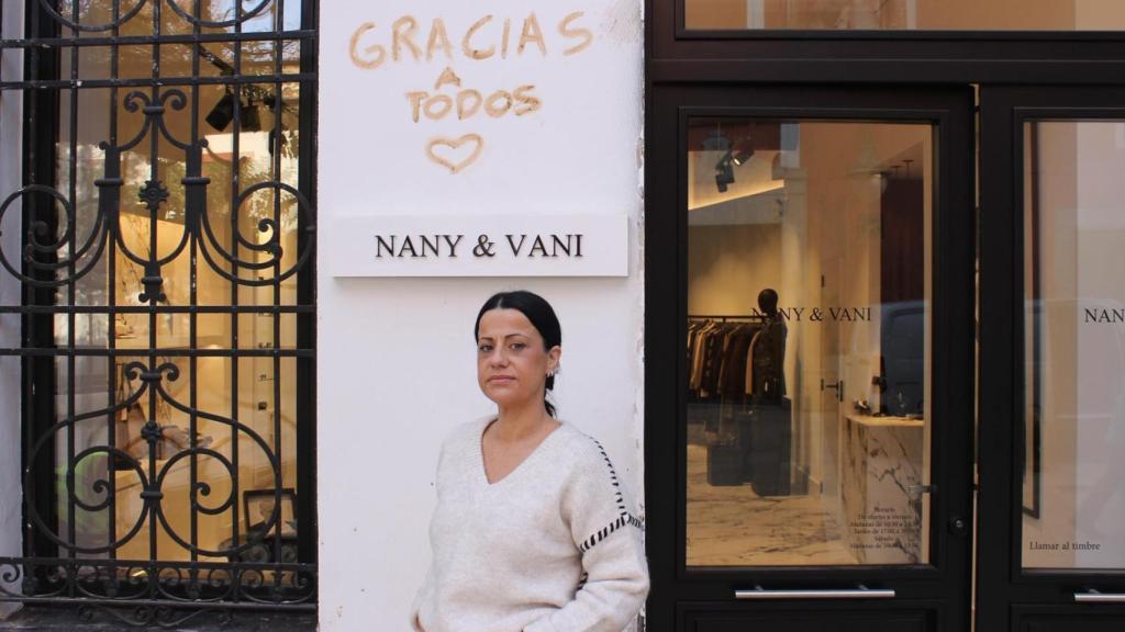 Nany frente a su tienda en Picanya. EE