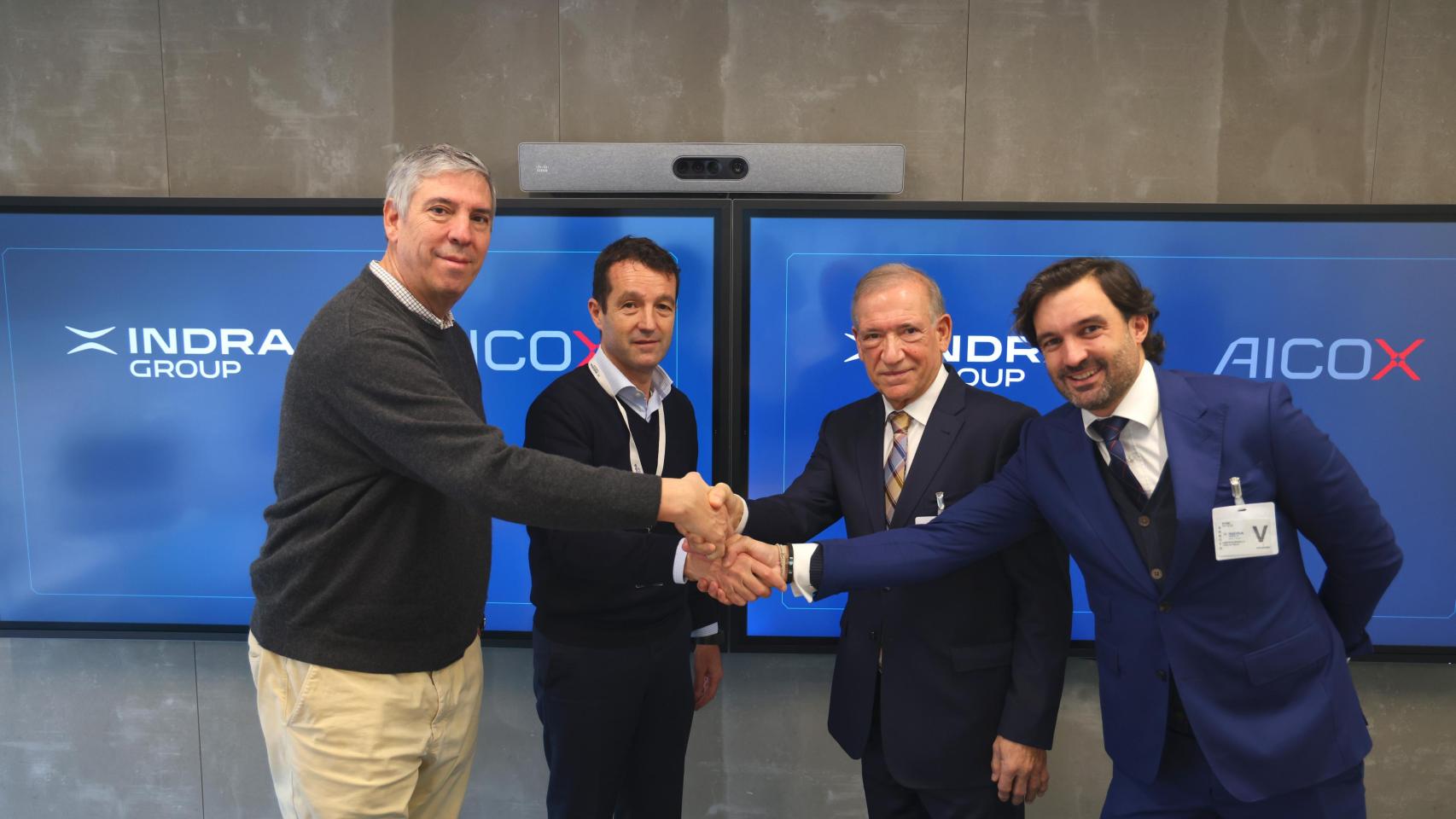 De izquierda a derecha: José Vicente de los Mozos, CEO de Indra, Ángel Escribano, presidente ejecutivo de Indra, Carlos Laborda, presidente de AICOX y Carlos Félix Laborda, CEO de AICOX