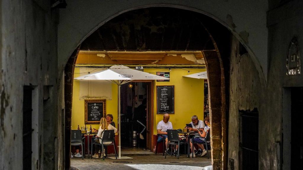 Turistas sentados en un bar en Cádiz.