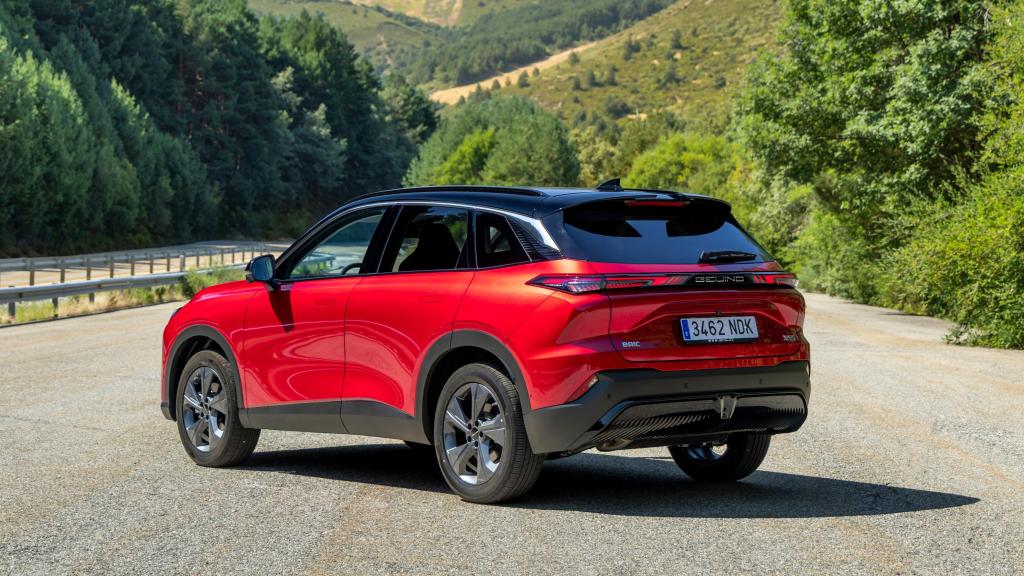 Vista tres cuartos trasera del BAIC X55