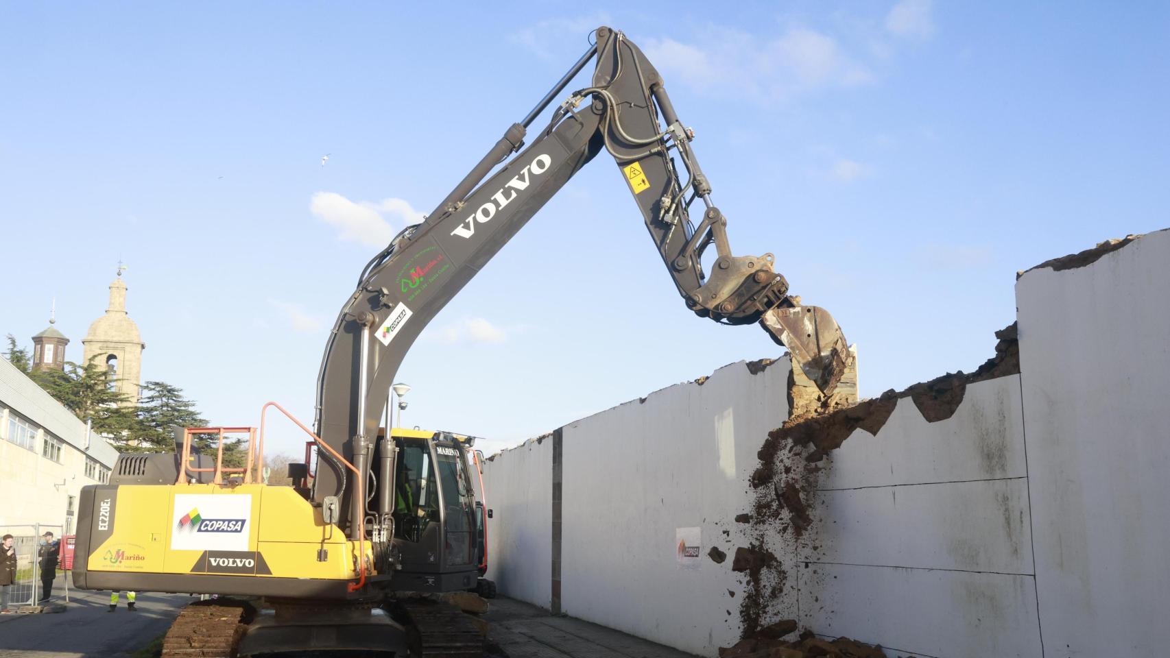 Imagen del derribo del muro en Ferrol.