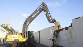 Imagen del derribo del muro en Ferrol.
